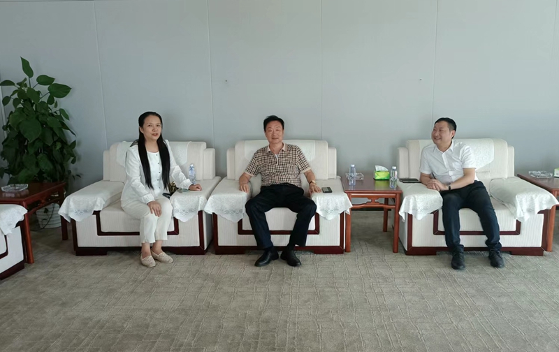 岳氏集團(tuán)董事長岳平安、北京中郵鴻運(yùn)董事副總黃貴斌拜訪中展航空