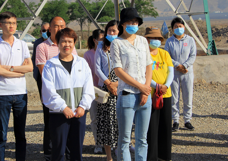 紅果子鎮(zhèn)黨委書記陳筠平、鎮(zhèn)人大主席韓玉蘭蒞臨興康恒潤種植基地觀摩了解情況