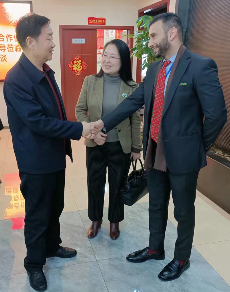 駐華使節(jié)商務聯(lián)盟（ECCAC）戰(zhàn)略合作伙伴巴基斯坦聯(lián)合銀行首席代表蒞臨岳氏集團訪問洽談